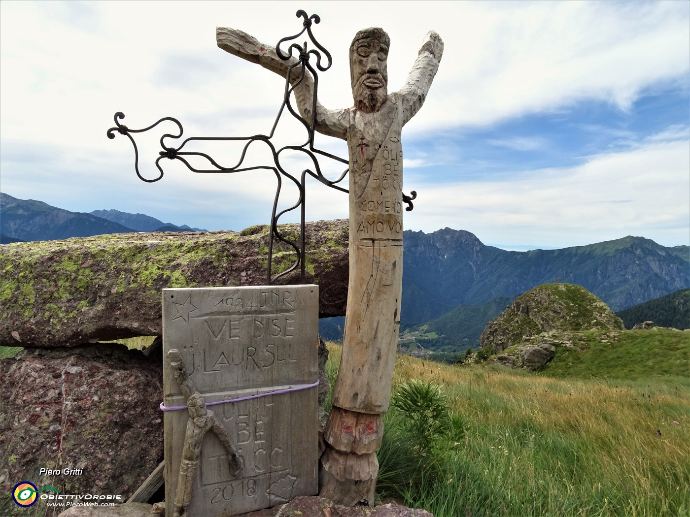 42 Originale altare in pietra con croce e scultura Cristo crocefisso sul pianoro erboso antistante lo sperone roccioso del Mincucco.JPG